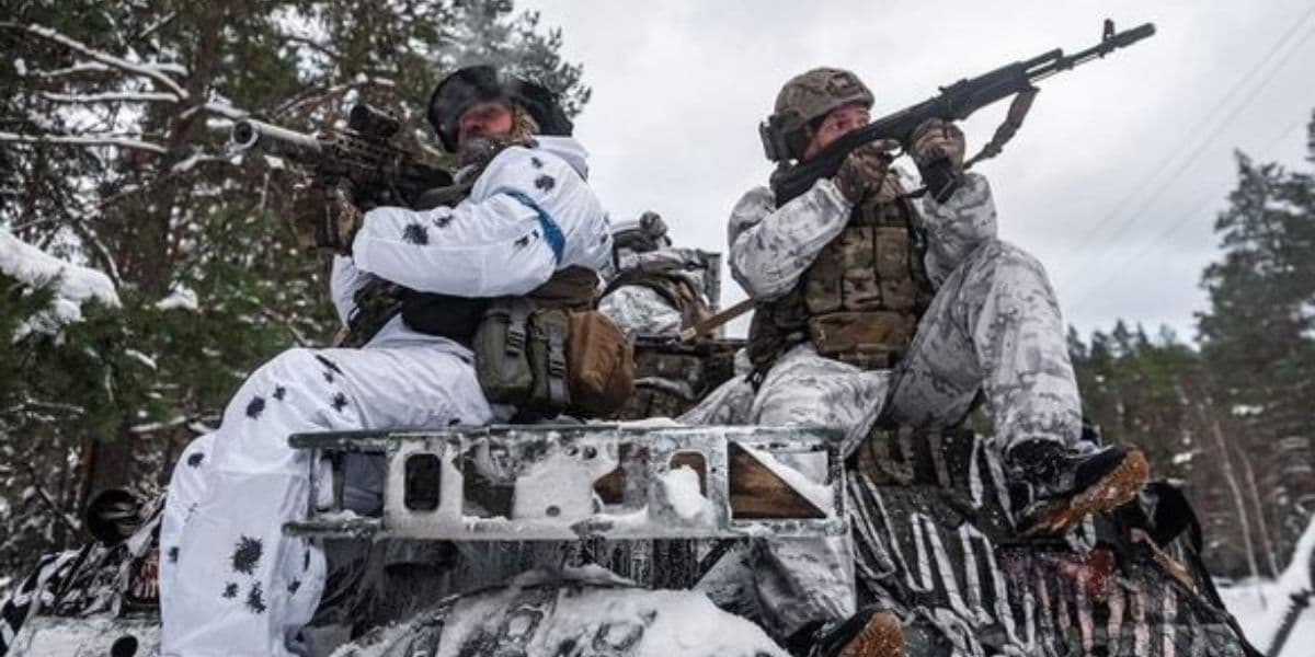 військові