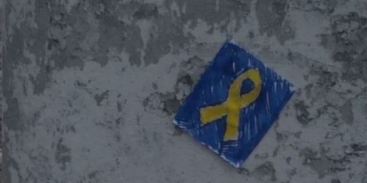 жовта стрічка
