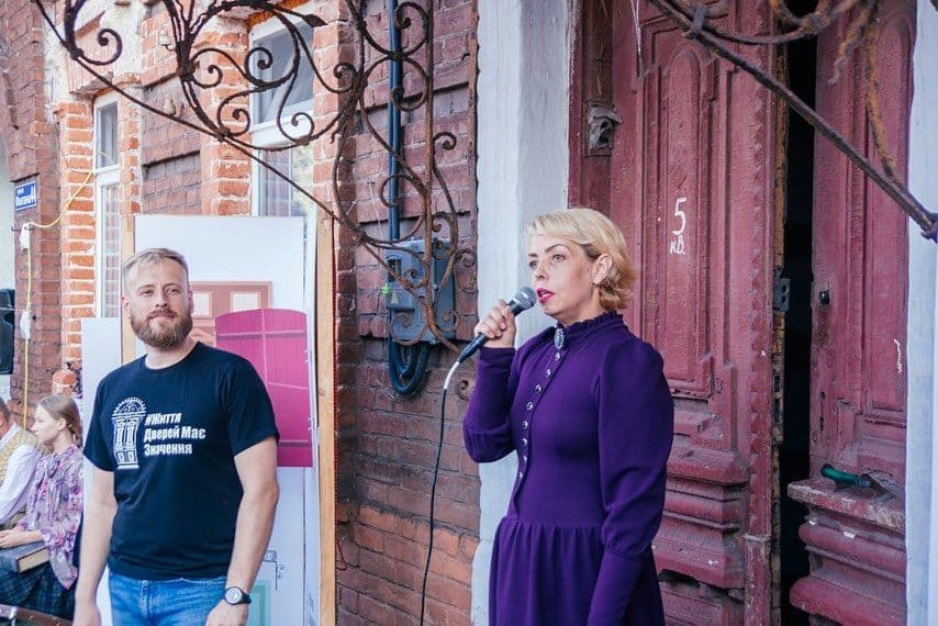 двері та вивіски