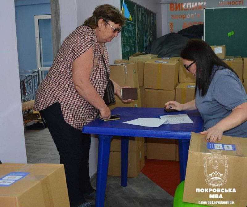 У Покровську продуктові пакунки вагою понад 10 кілограмів отримали замовники з порталу СпівДія (фото)