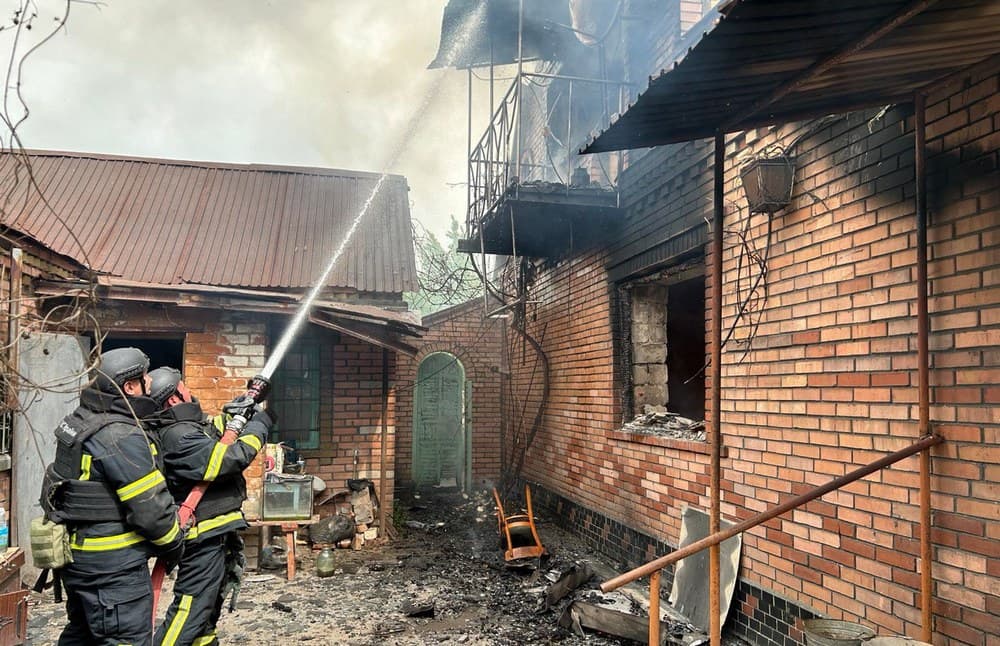 У Покровському районі рятувальники ліквідували пожежу в житловому будинку
