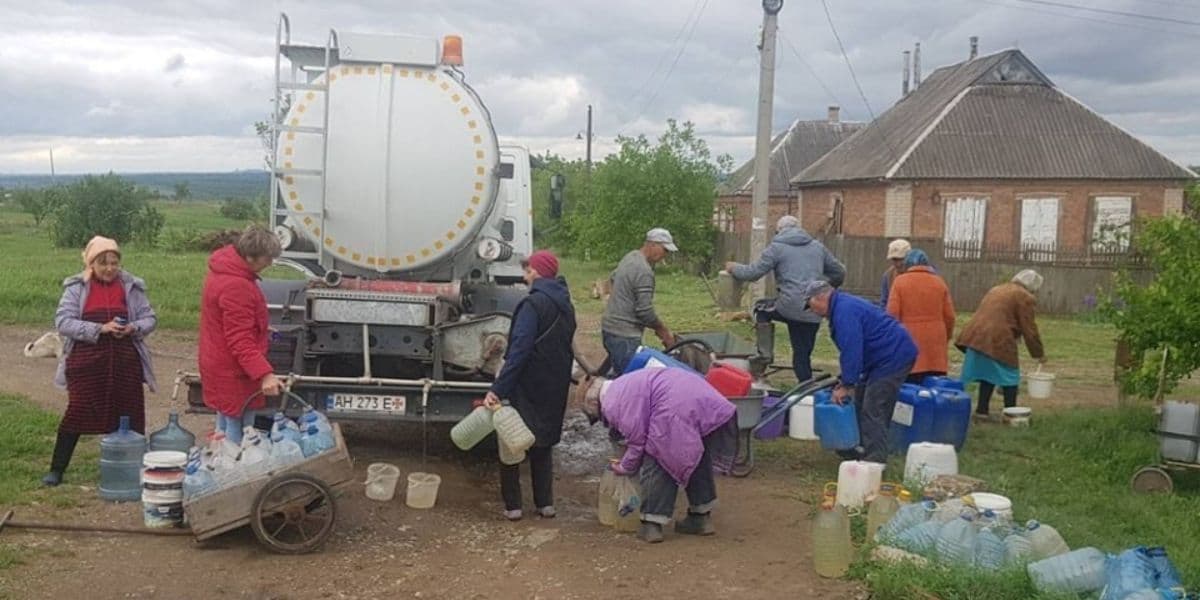 люди набирають воду