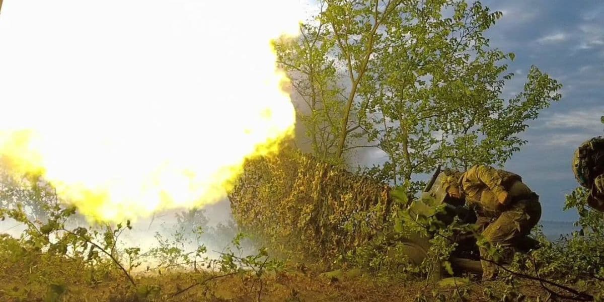 артилерія стріляє