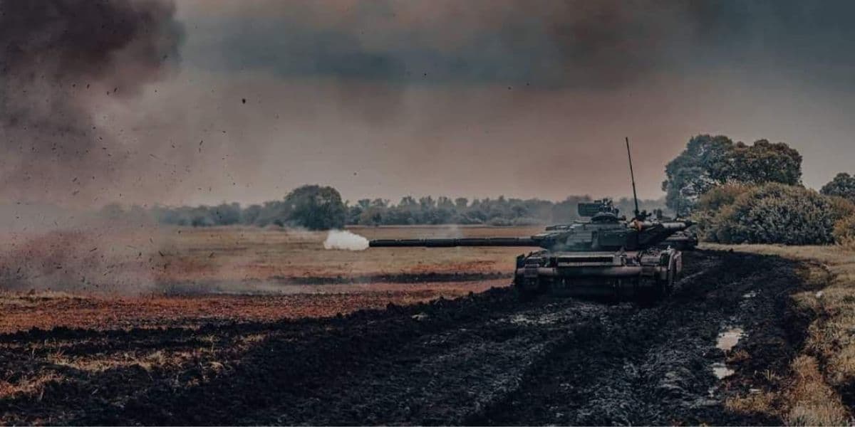танк стріляє