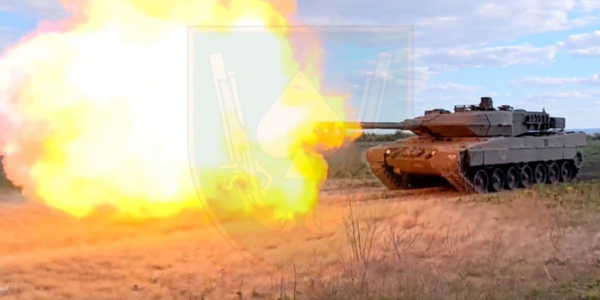 танк стріляє