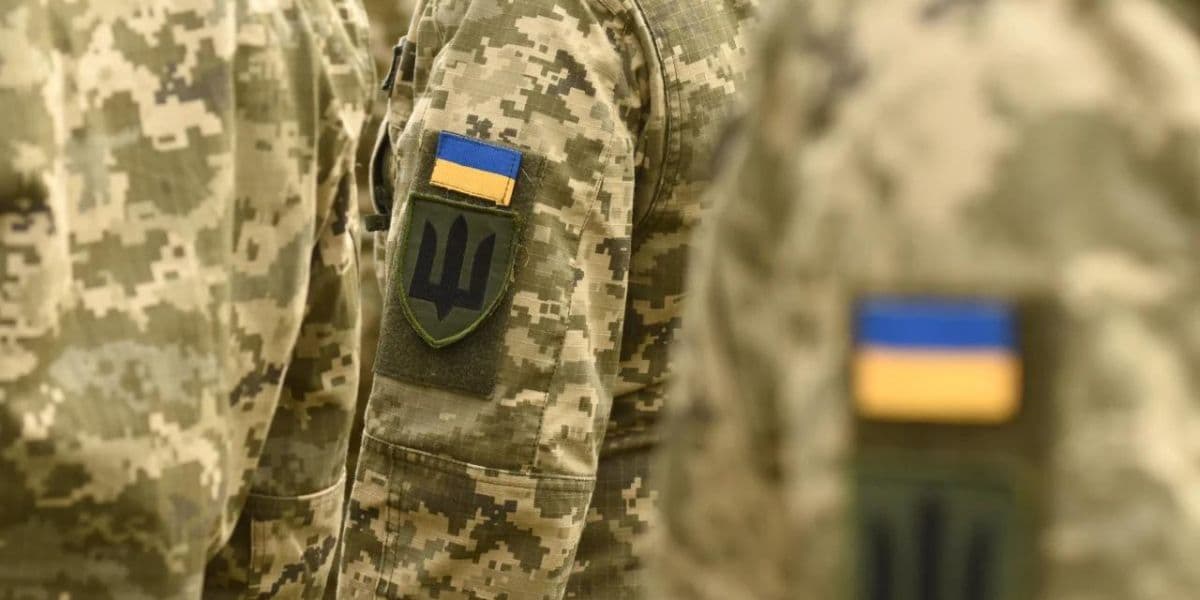 військові