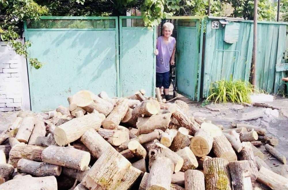 У Покровську соціально-незахищених верств населення отримали безкоштовну деревину для опалення (фото)