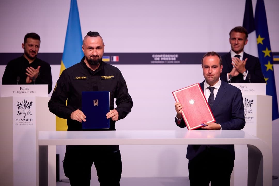 Україніа, Франція