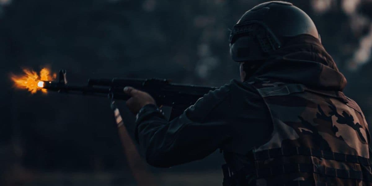 воїн зсу стріляє