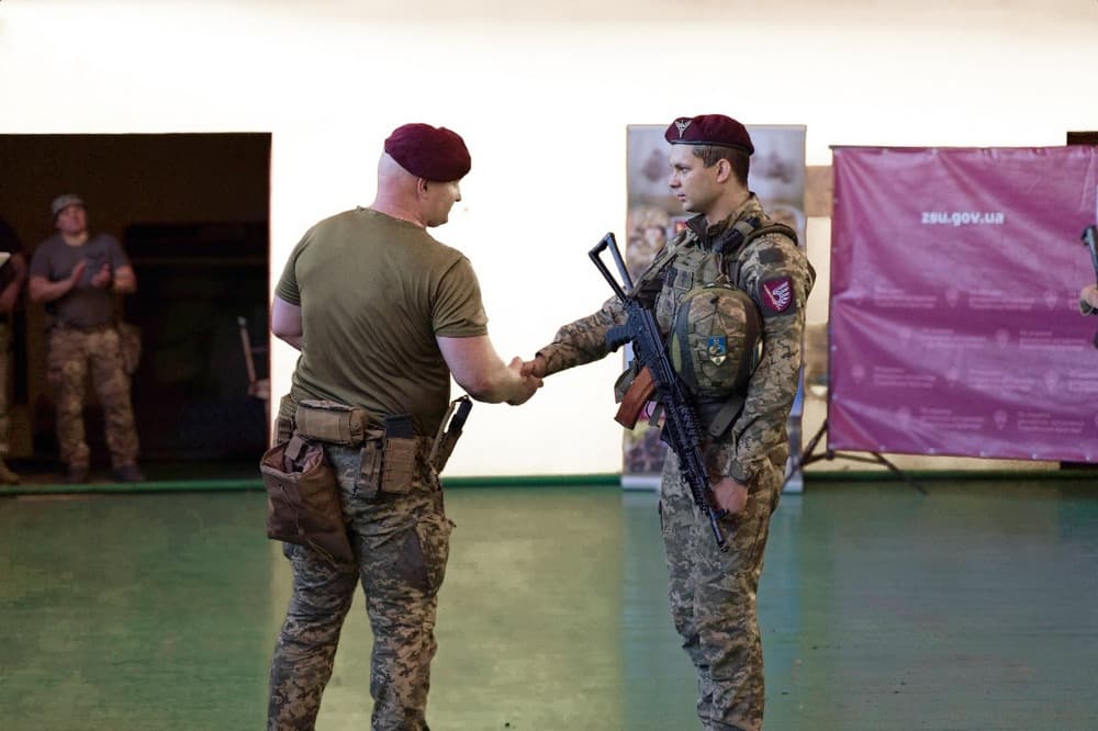 Командувач ДШВ ЗСУ відвідав на Донеччині бійців 79-ої бригади