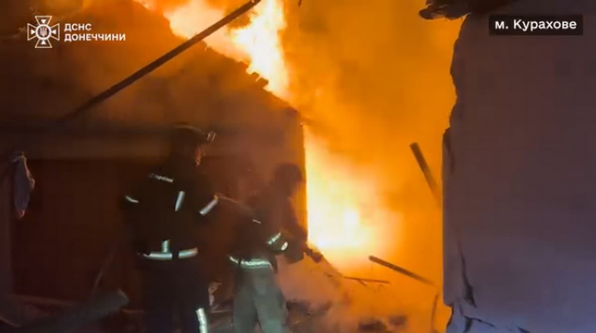 У Кураховому рятувальники ліквідовують наслідки російських обстрілів (відео)