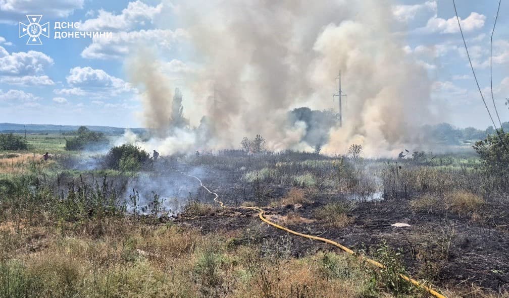 У Лиманщині рятувальники ліквідовують наслідки ворожих обстрілів (фото)