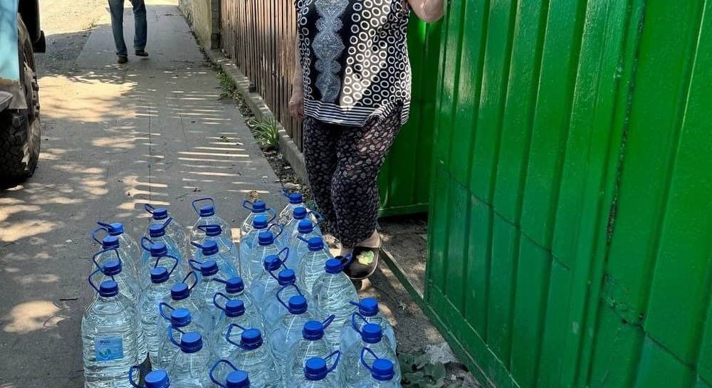 "Карітас Маріуполь" доставляє питну воду жителям Селидівської громади