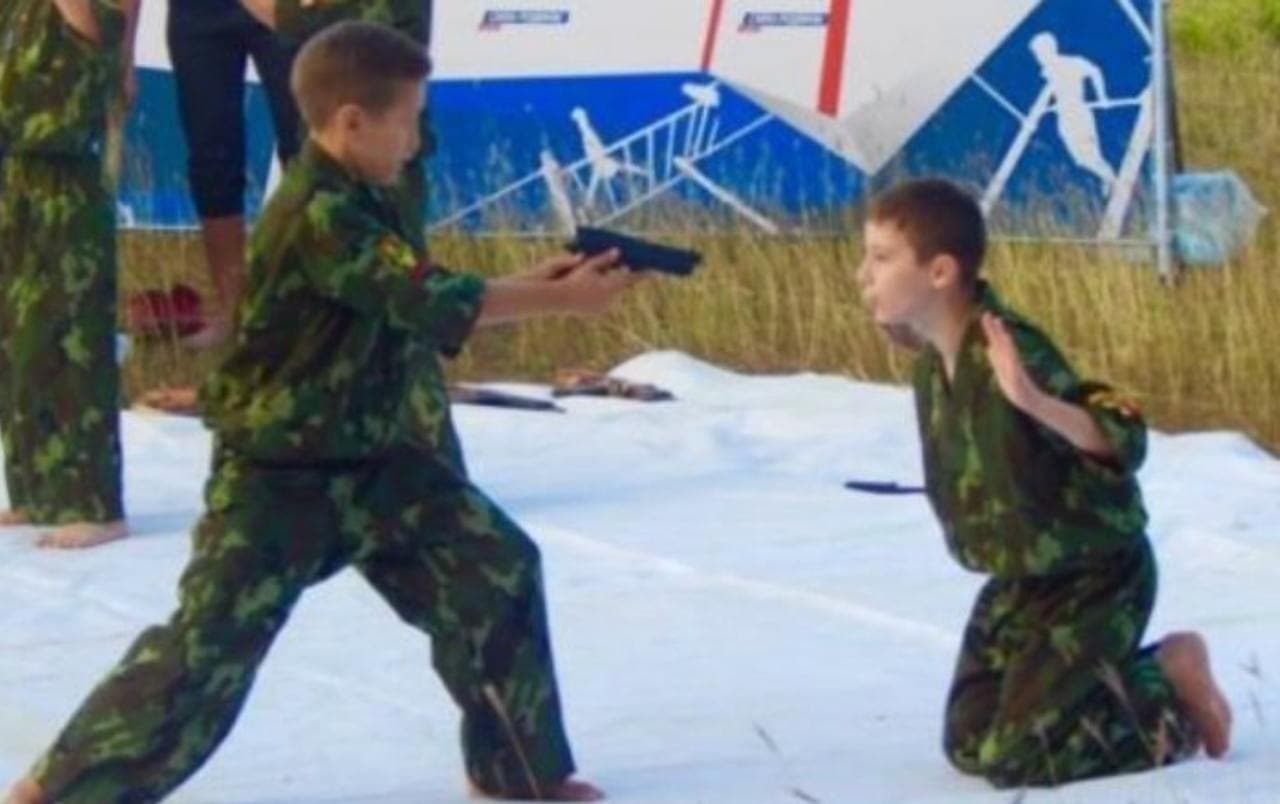 мілітаризація дітей