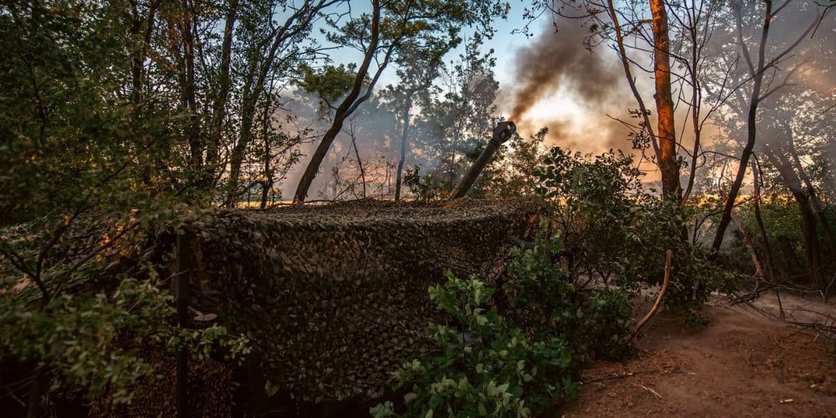 стріляє броня