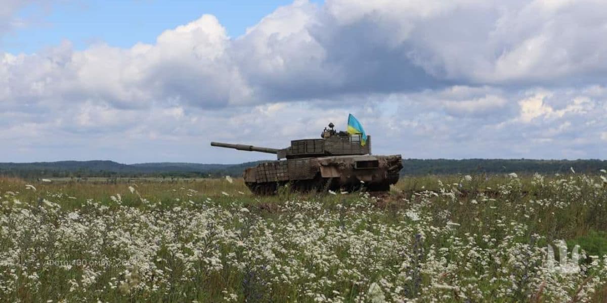 танк із прапором україни
