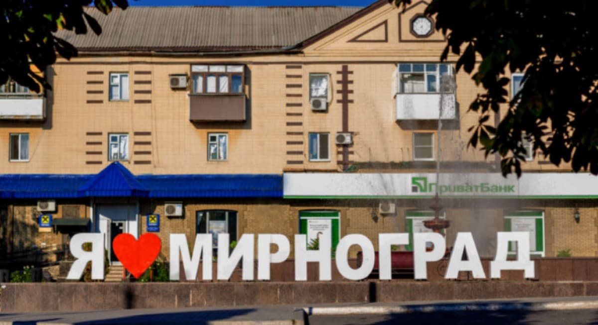 У Мирноградській громаді припиняють роботу 2 відділення ПриватБанку і відміняють автобусний маршрут через напружену безпекову ситуацію