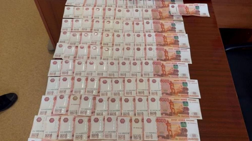 На окупованій Донеччині шахрай під виглядом "посадової особи" хотів обдурити підприємця на гроші
