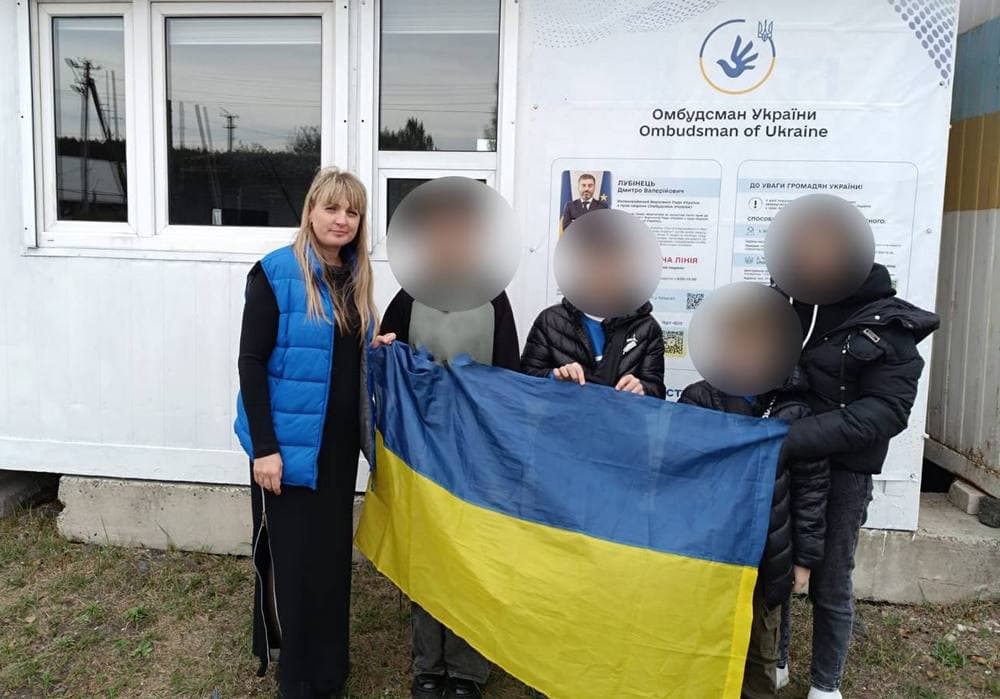 Ще троє українських дітей з мамою повернулися з окупованих територій України