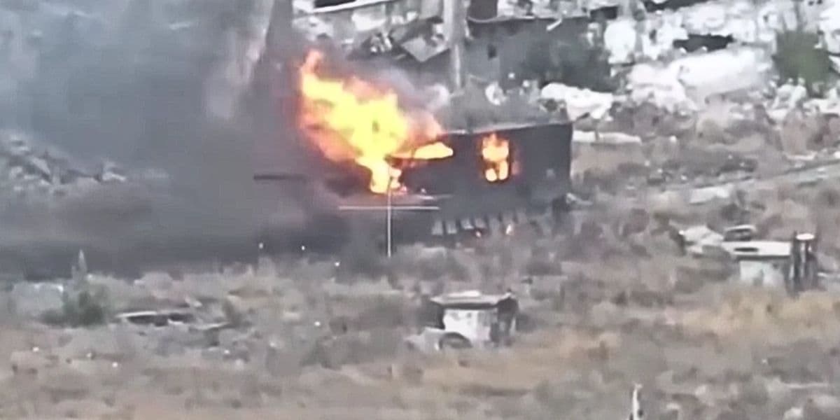горить російський танк
