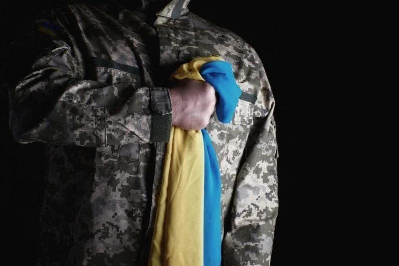 військовий з прапором