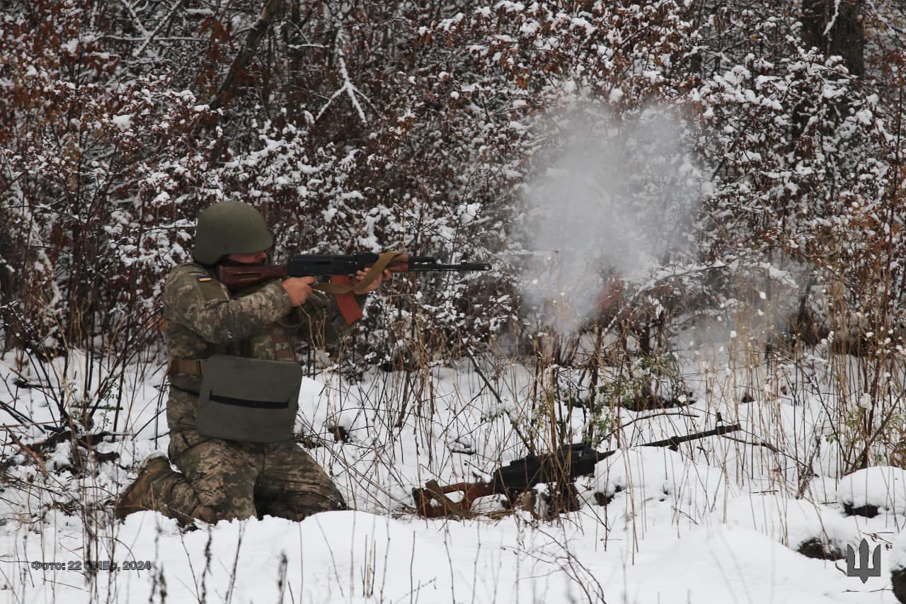 стріляє боєць 22 омбр