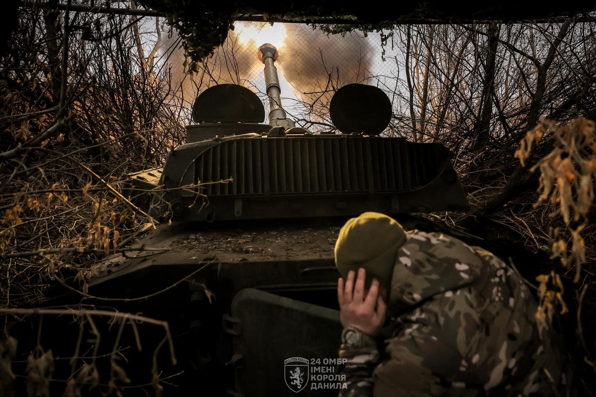 стріляє броня 24 омбр