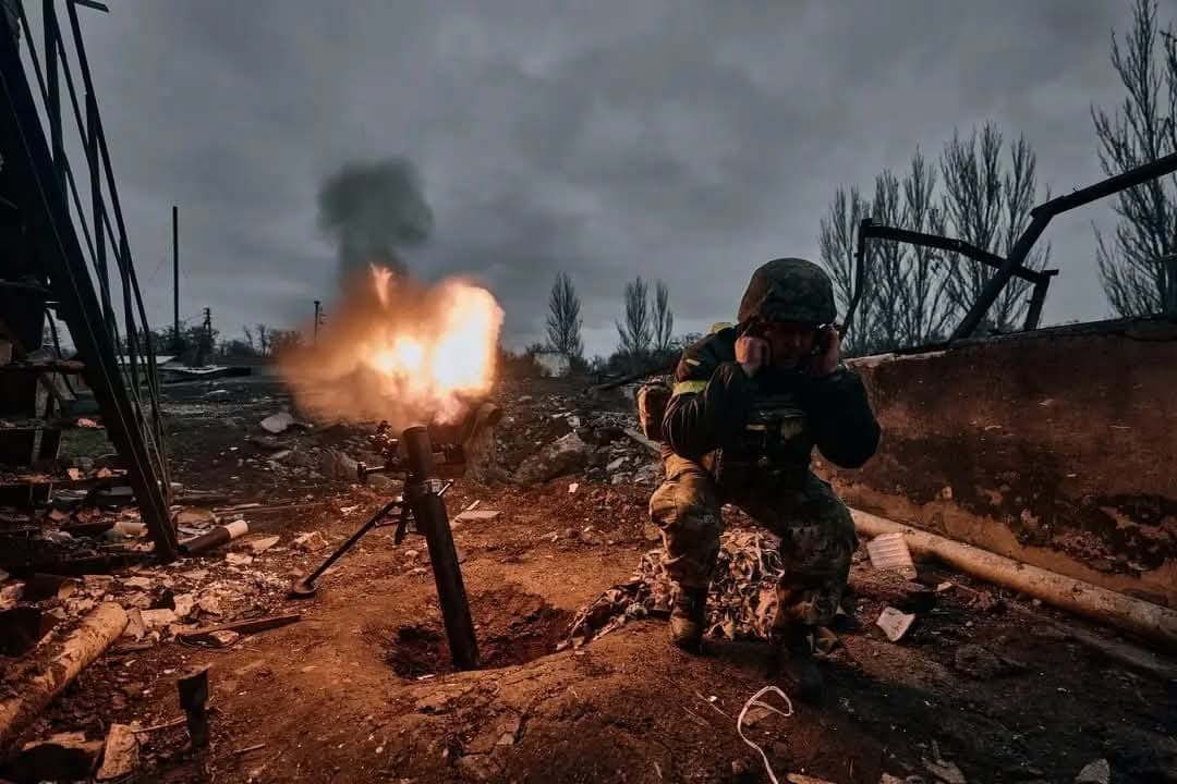 стріляє міномет