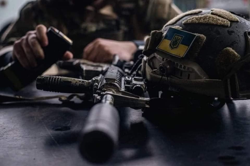 автомат і шолом