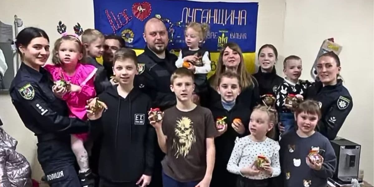 поліціянти з дітьми