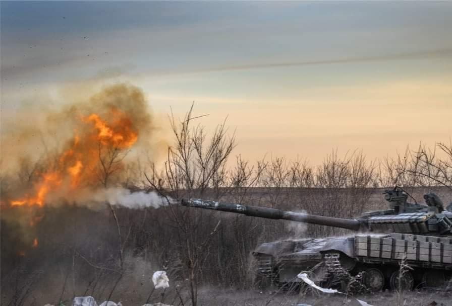 танк стріляє