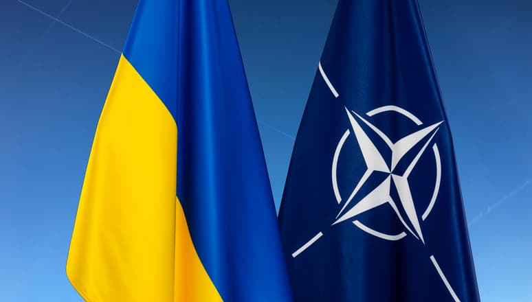 прапори нато та україни