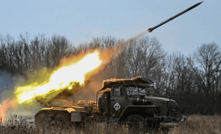 стріляє російський град