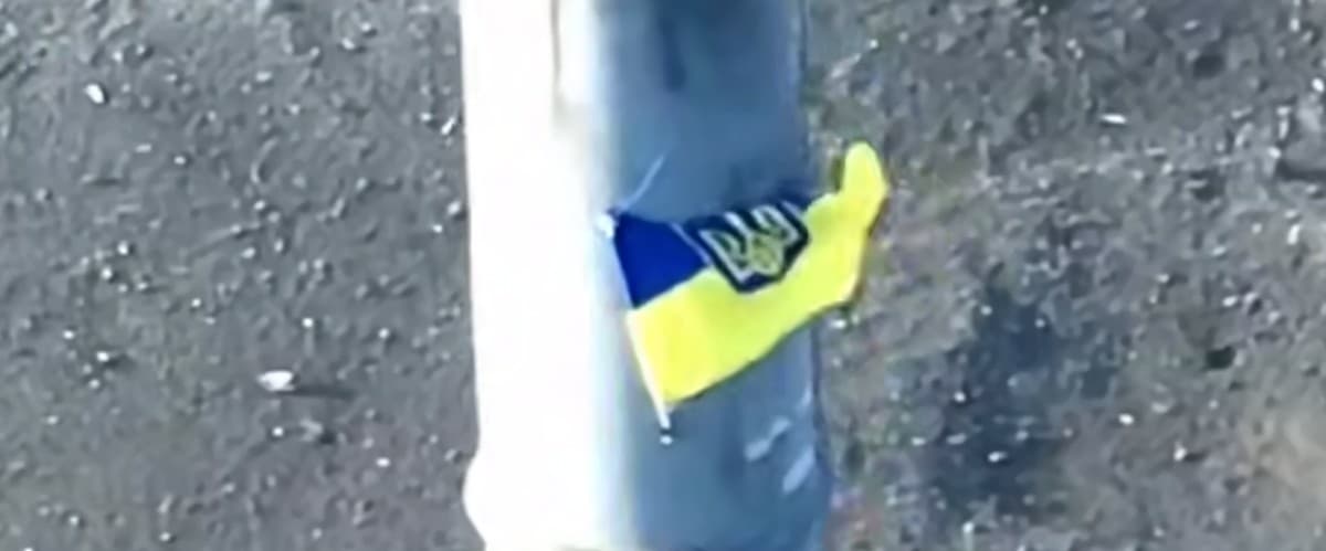 Бійці батальйону безпілотних систем вивісили прапор України над шахтою "Центральна" в Торецьку (відео)