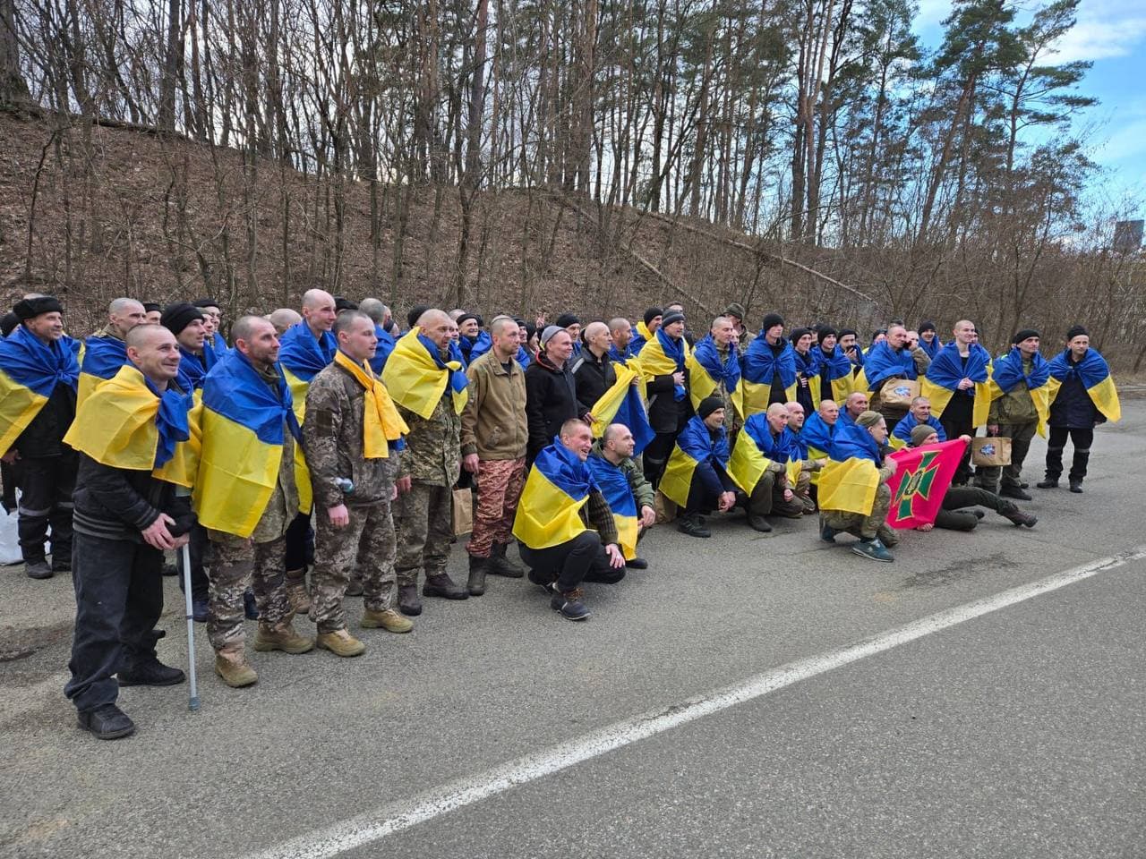 Ще 175 українських захисників звільнено з російського полону, зокрема важкопоранені