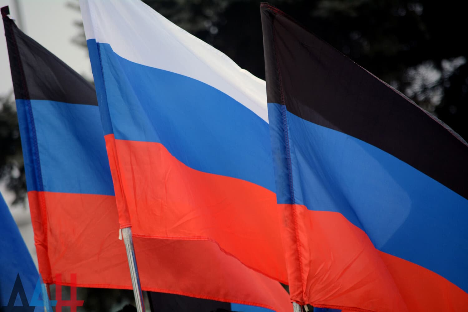 прапори рф, днр, лнр