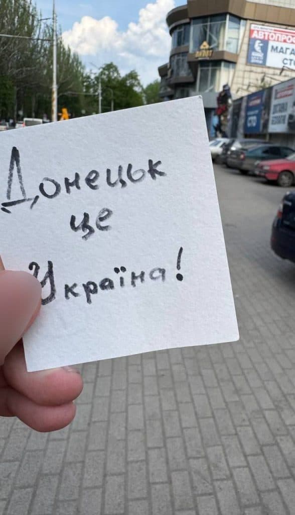 Символи українського спротиву з'явився по всьому маршруту крайнього проукраїнського мітингу у Донецьку 