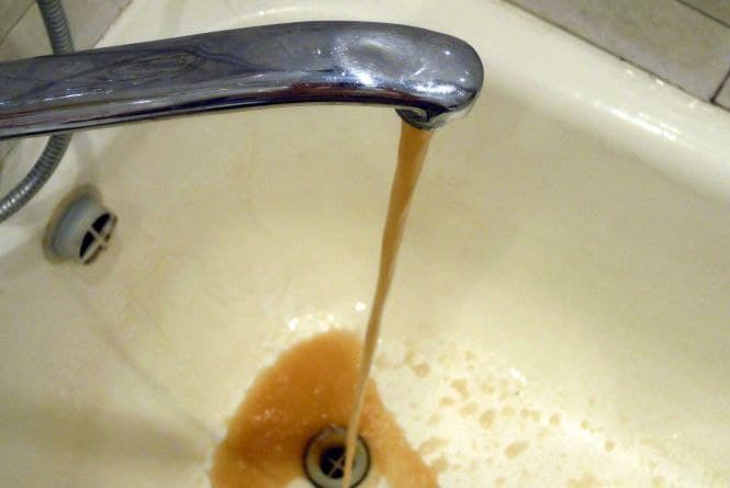 іржава вода