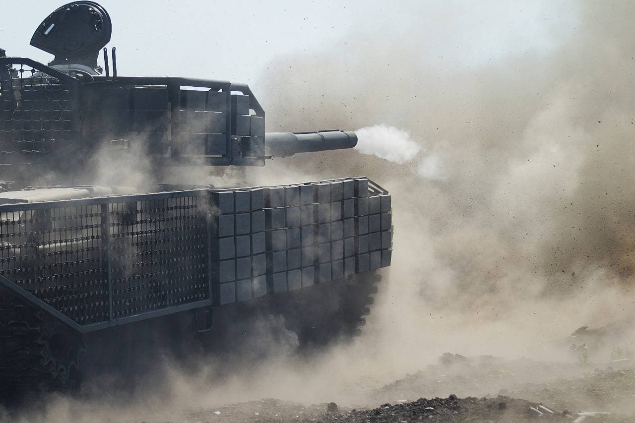 стріляє танк