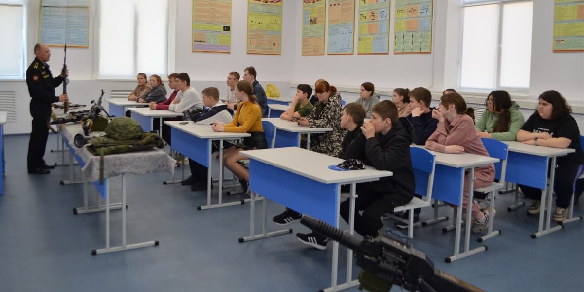 військовий у школі