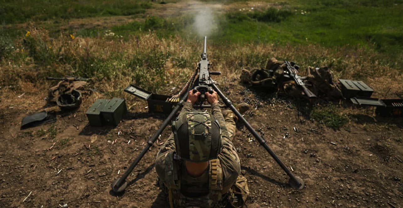 Військовий ЗСУ стріляє. Фото: 72 ОМБР ім. Чорних Запорожців