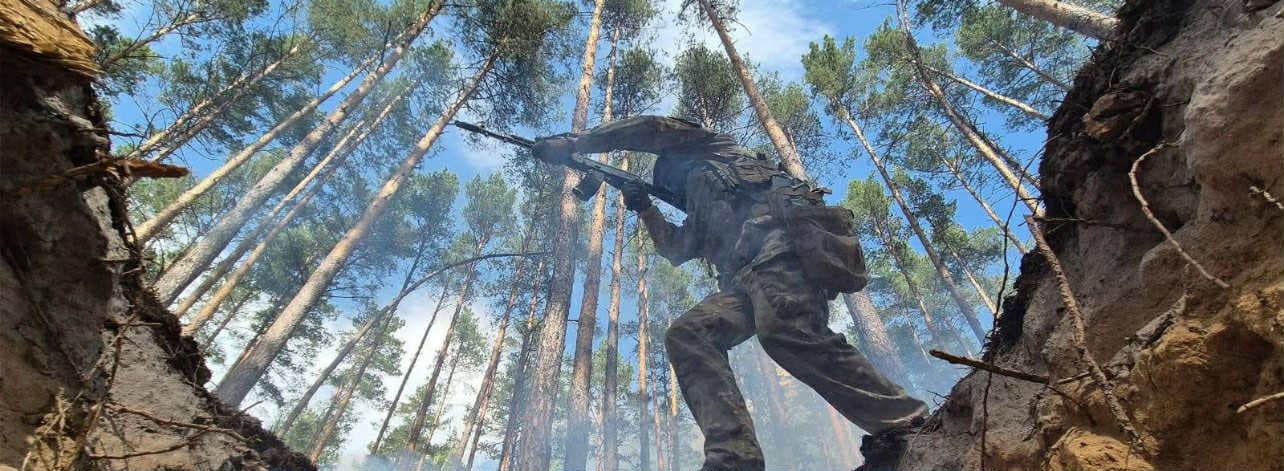 Військовий ЗСУ з автоматом у лісі. Фото: 78 ОДШП