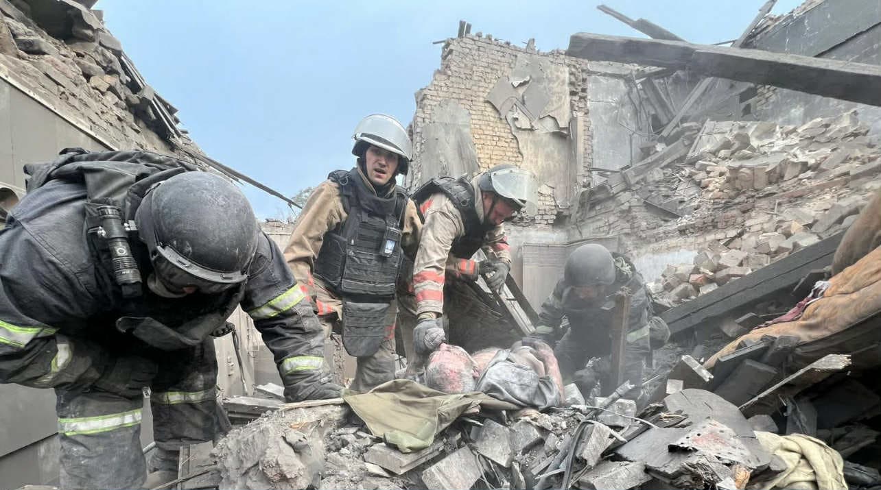 На Донеччині після обстрілу Білозерського з-під завалів будинку рятувальники деблокували чоловіка (фото)
