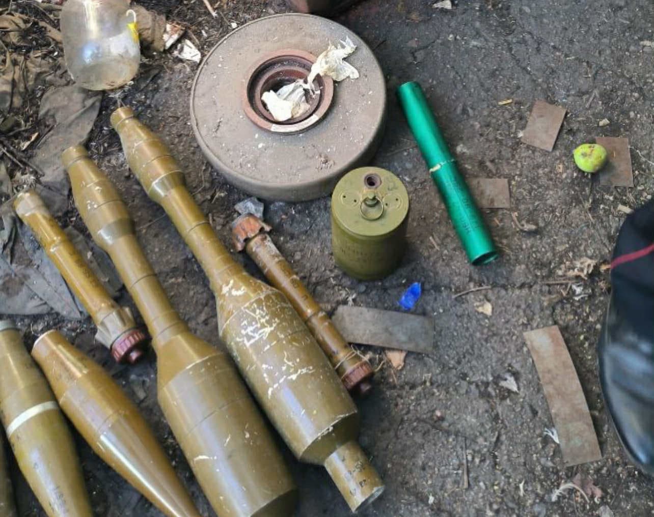 В окупованому Донецьку чоловік зберігав арсенал боєприпасів і кинув сусідям у двір гранати (фото)