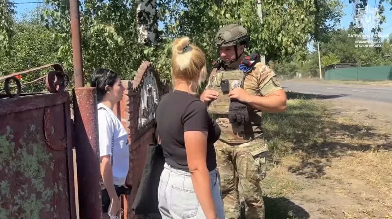 На Донеччині триває евакуація. Поліцейські евакуювали родину з Добропільської громади. Скріншот з відео поліції.&nbsp;