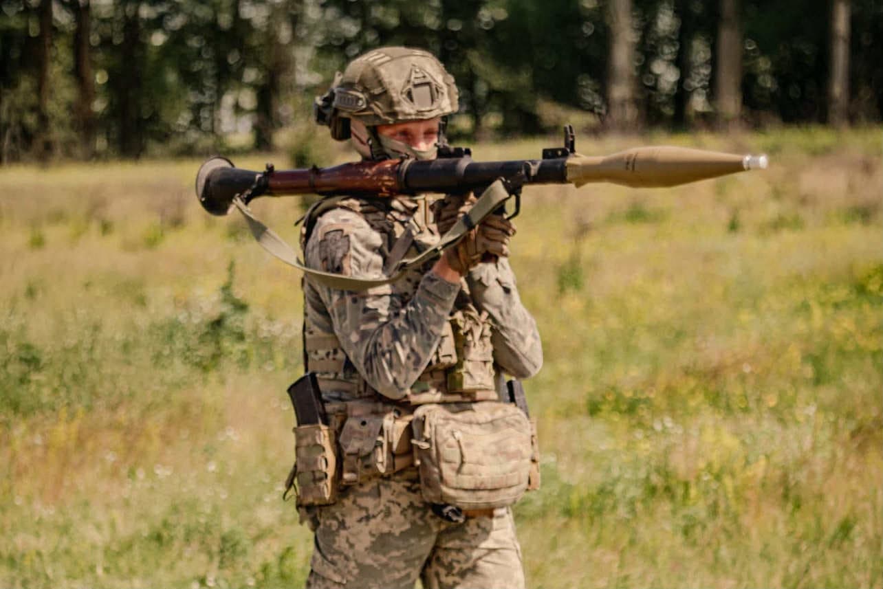 59 ОШББС "Степові хижаки". Український військовий стріляє зі зброї. Фото: зі сторінки Генштаба ЗСУ.&nbsp;