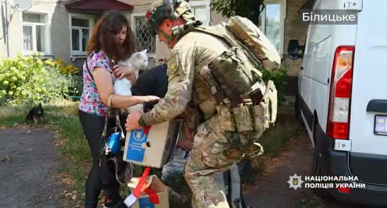 За один день "Білі янголи" евакуювали з Покровського району 24 людей і 19 тварин (відео)