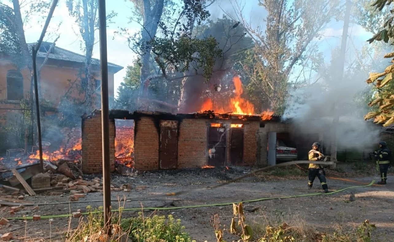 В Константиновке во время ликвидации пожара спасатели попали под повторный обстрел (фото)