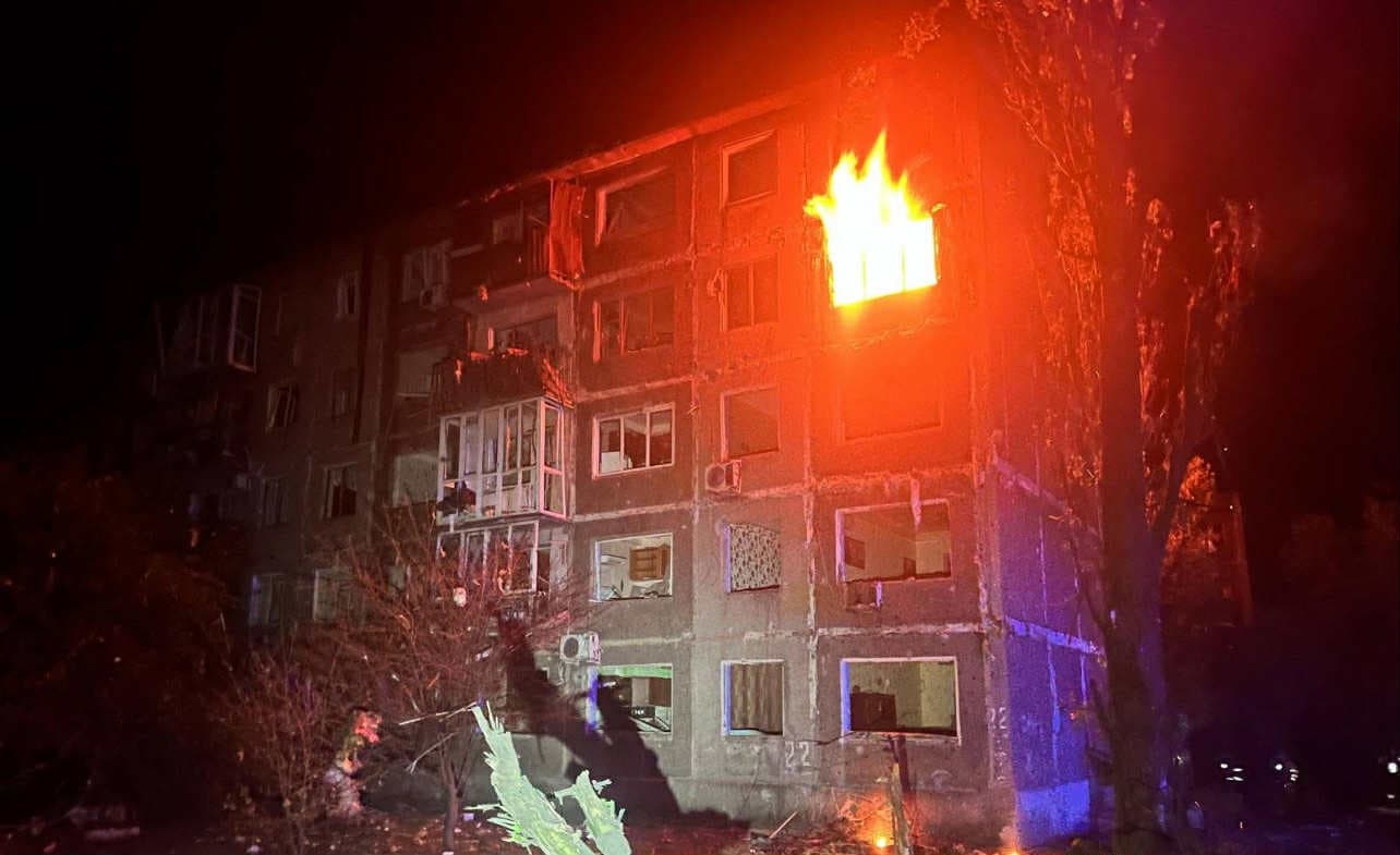 У Добропіллі внаслідок російського обстрілу під завалами багатоповерхівки опинилася людина