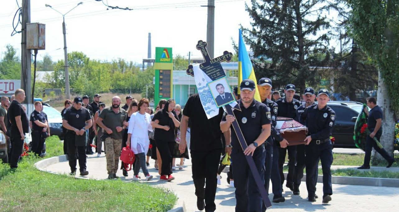Двух погибших полицейских из Славянска провели в последний путь